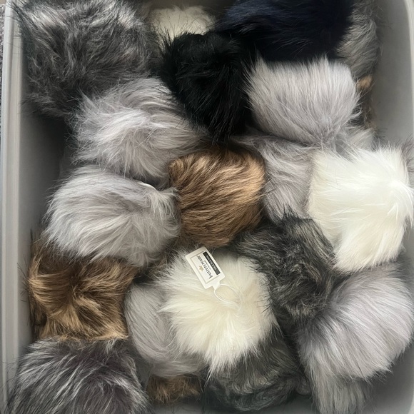 20 to 30 fur poms - Picture 5 of 5